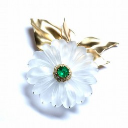 A Flower Crystal Emerald Brooch